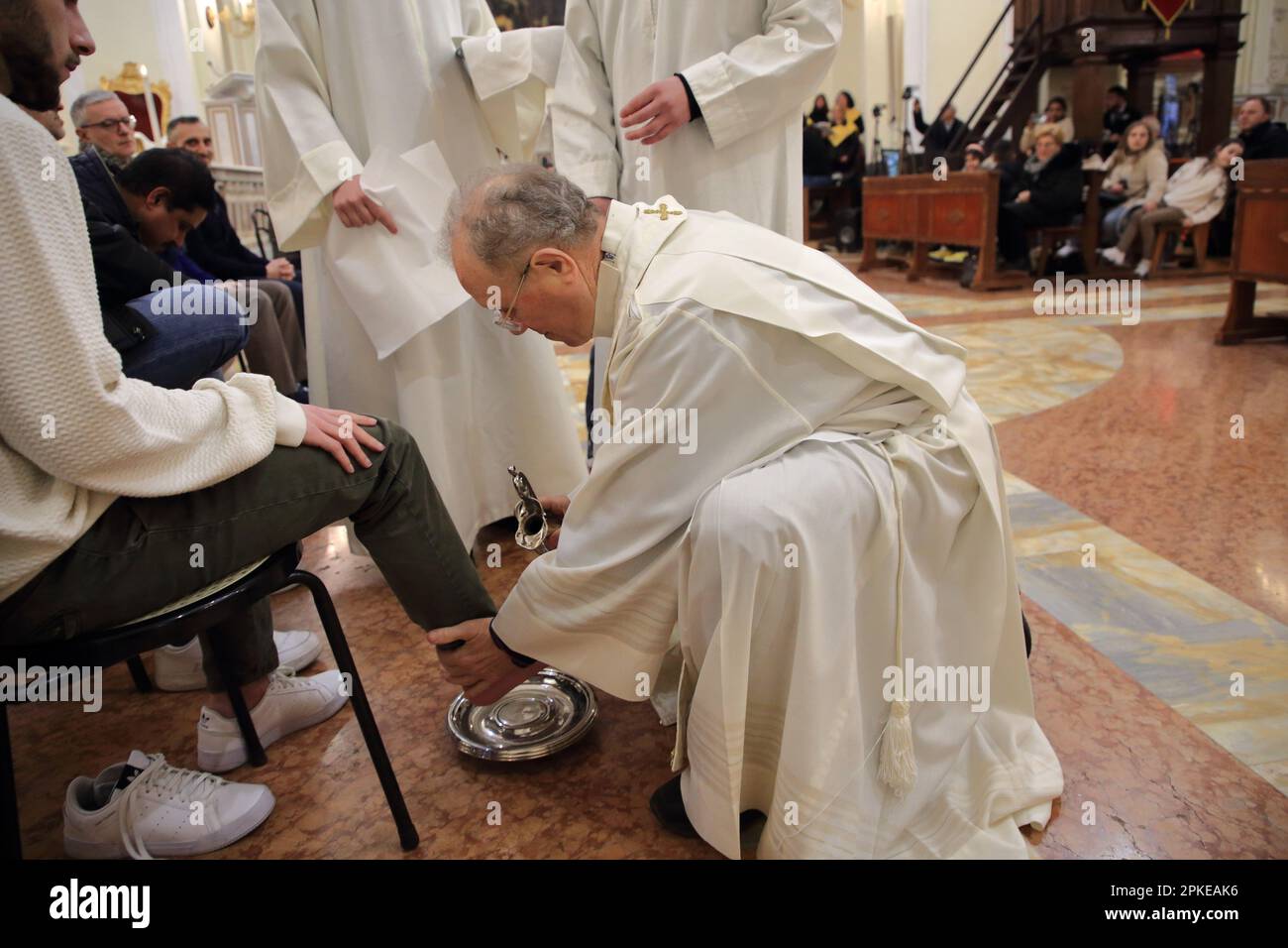 Pagani, Salerno, Italia. 6th Apr, 2023. Visto il sacerdote la sera del Giovedì Santo. In questo giorno commemoriamo l'ultima cena di Gesù con gli apostoli e celebriamo la fine della Quaresima. Ricordiamo anche il lavaggio dei piedi da parte di Gesù ai suoi apostoli. Per la Chiesa cattolica, la lavanda dei piedi è un simbolo dell'amore di Dio. (Credit Image: © Pasquale Senatore/Pacific Press via ZUMA Press Wire) SOLO PER USO EDITORIALE! Non per USO commerciale! Foto Stock