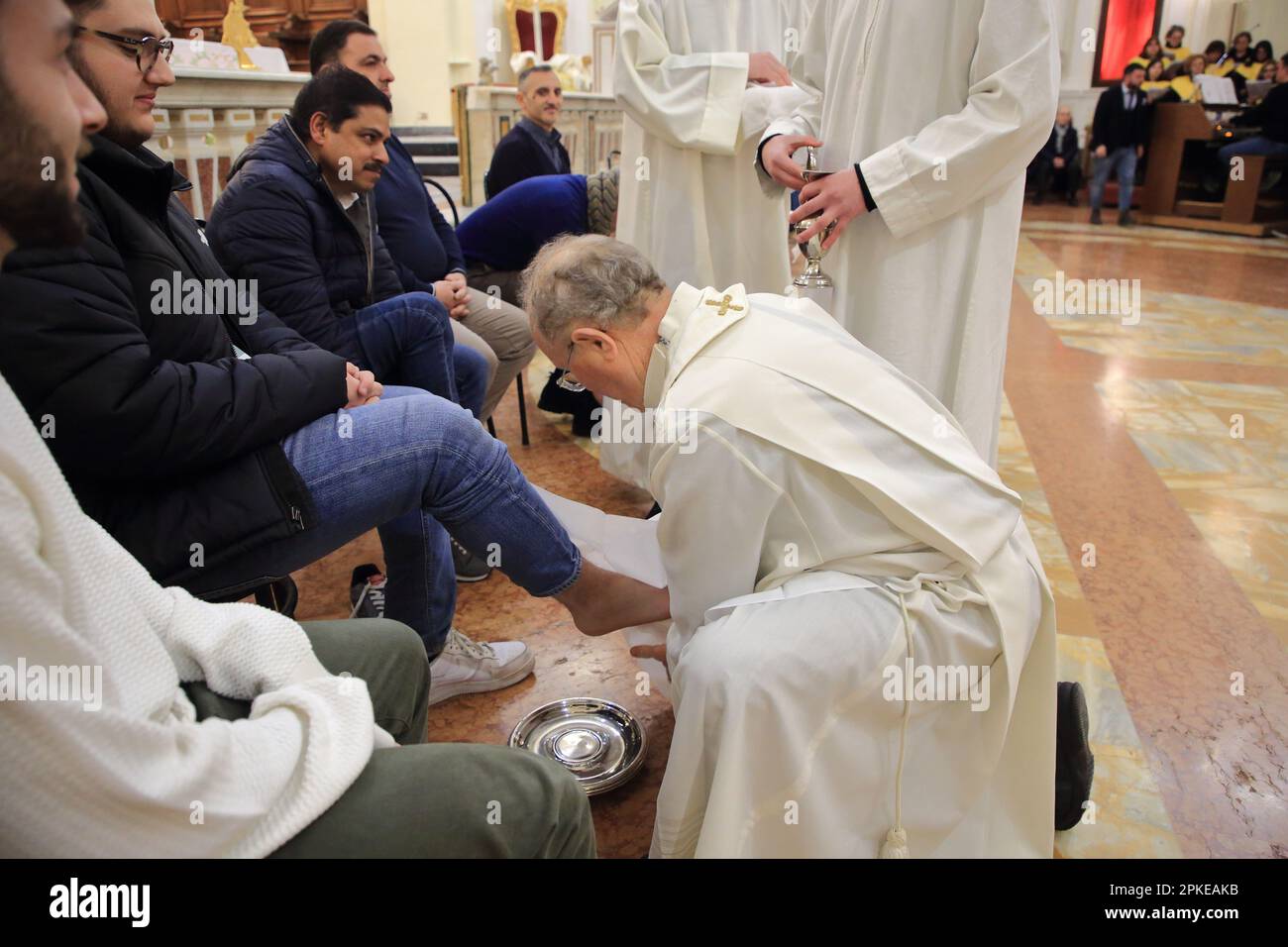 Pagani, Salerno, Italia. 6th Apr, 2023. Visto il sacerdote la sera del Giovedì Santo. In questo giorno commemoriamo l'ultima cena di Gesù con gli apostoli e celebriamo la fine della Quaresima. Ricordiamo anche il lavaggio dei piedi da parte di Gesù ai suoi apostoli. Per la Chiesa cattolica, la lavanda dei piedi è un simbolo dell'amore di Dio. (Credit Image: © Pasquale Senatore/Pacific Press via ZUMA Press Wire) SOLO PER USO EDITORIALE! Non per USO commerciale! Foto Stock