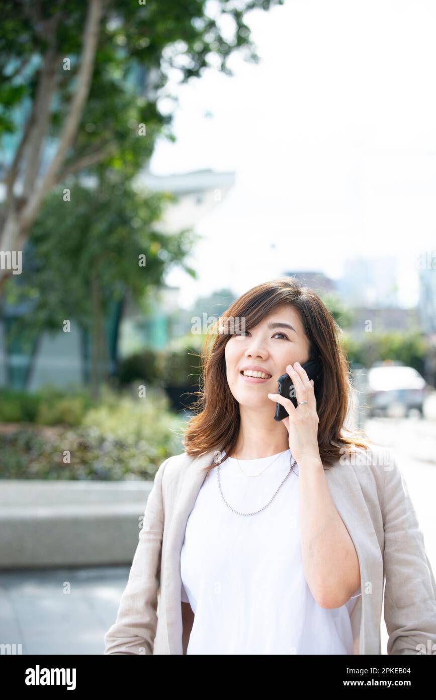 Donna che parla con il suo telefono Foto Stock