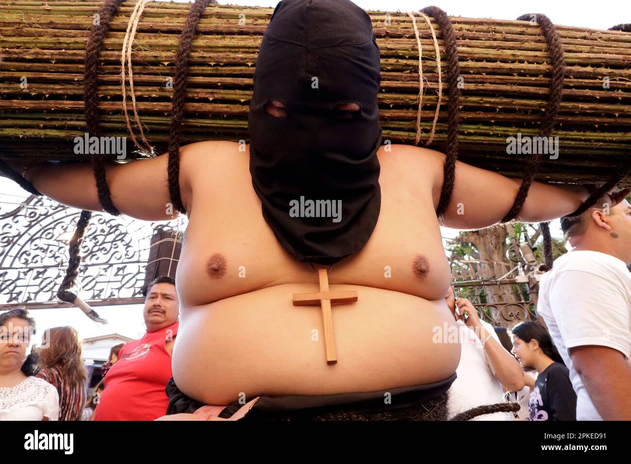 Aprile 6, 2023, Stato di Guerrero, Messico: Uomini caratterizzati come crocifisso partecipano alla processione di Cristos nel comune di Taxco de Alarcon nello stato di Guerrero, Messico (Credit Image: © Luis Barron/eyepix via ZUMA Press Wire) SOLO USO EDITORIALE! Non per USO commerciale! Foto Stock