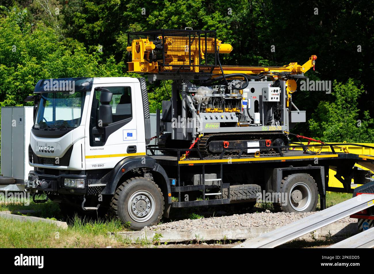 La perforatrice geotecnica Somac, viene utilizzata per il campionamento di campioni di terreno contaminato, caricati su un autocarro. Ottobre 1, 2018. Società statale Radon. Kiev Foto Stock