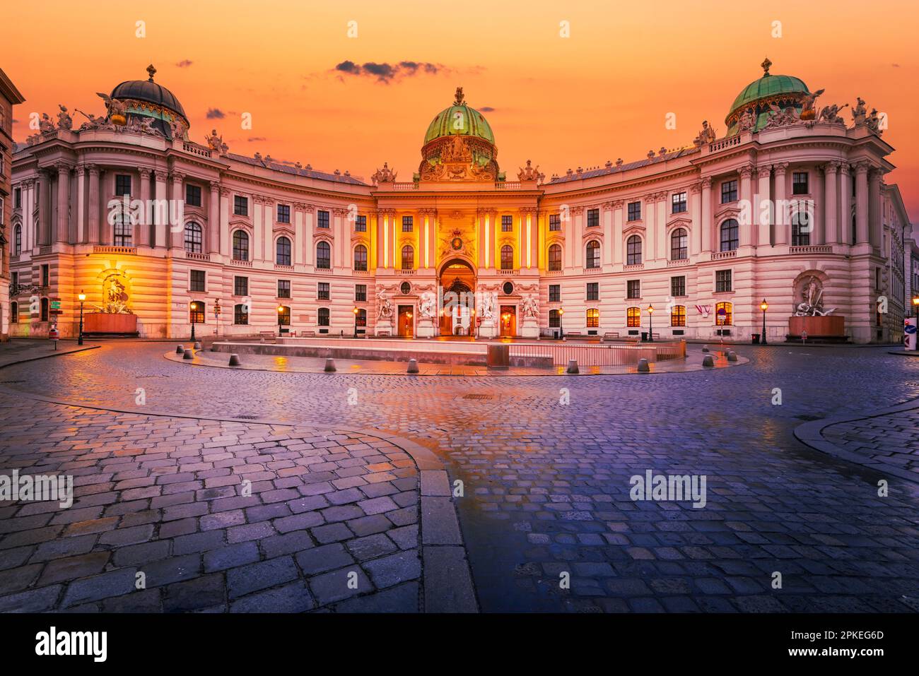 Vienna, Austria. Splendida vista dell'ora blu del Palazzo Hofburg a Wien, catturata da Michaelerplatz. Foto Stock