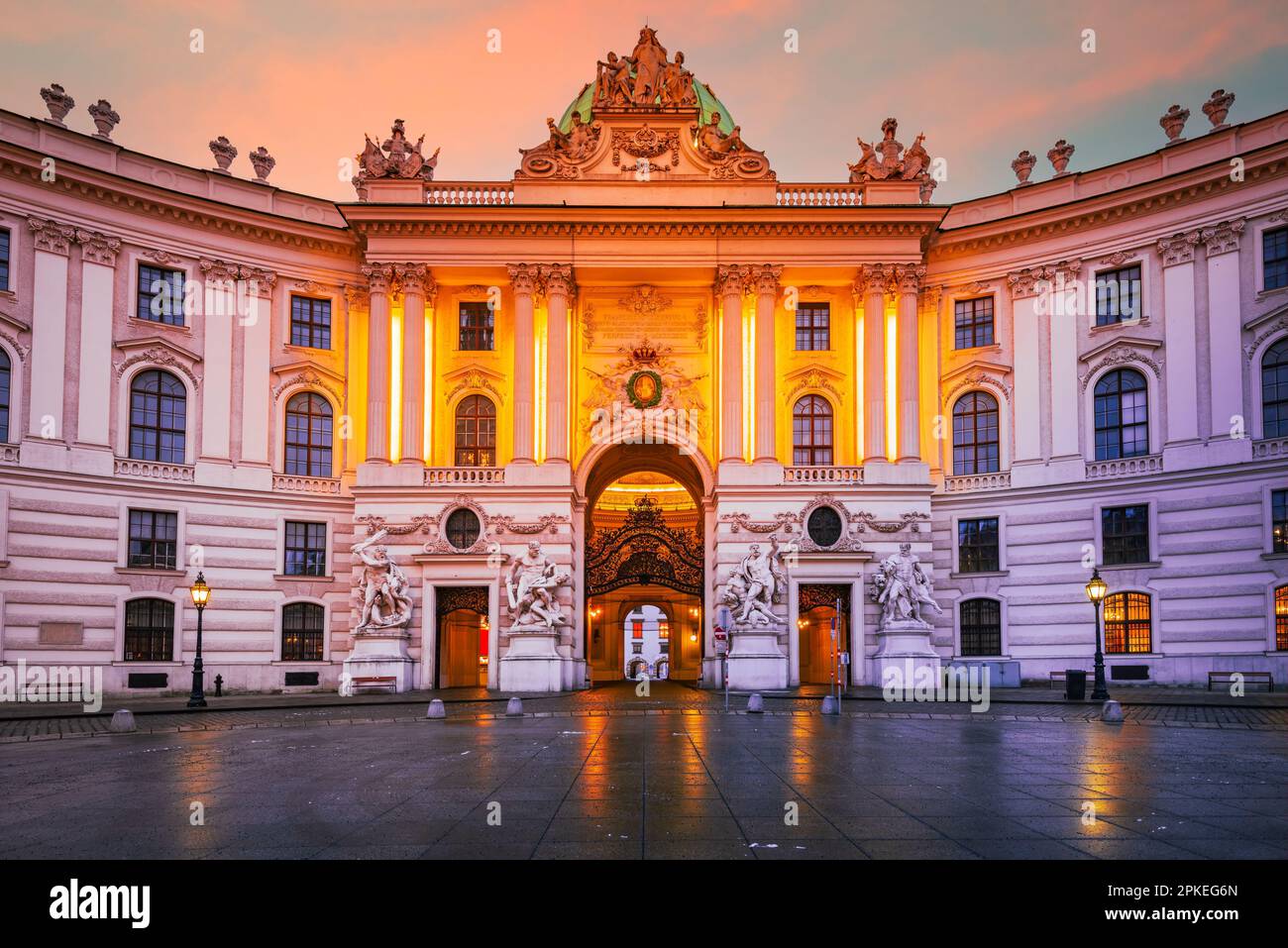 Vienna, Austria. Palazzo Hofburg a Vienna, catturato da Michaelerplatz. Splendida vista sull'ora blu. Foto Stock