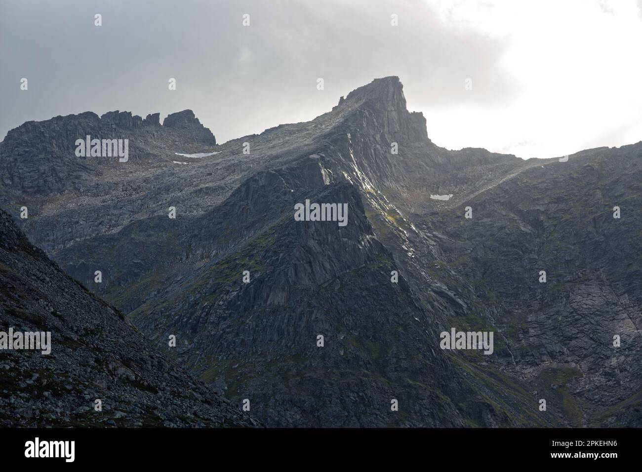 Le cime rocciose dell'isola di Kvaløya dopo la pioggia Foto Stock
