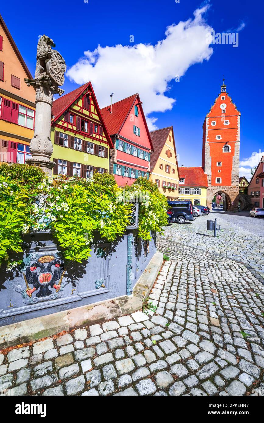 Dinkelsbuhl, Germania. Bella cittadina con case tradizionali colorate sulla strada Romantica, scenici famosi della Baviera. Foto Stock