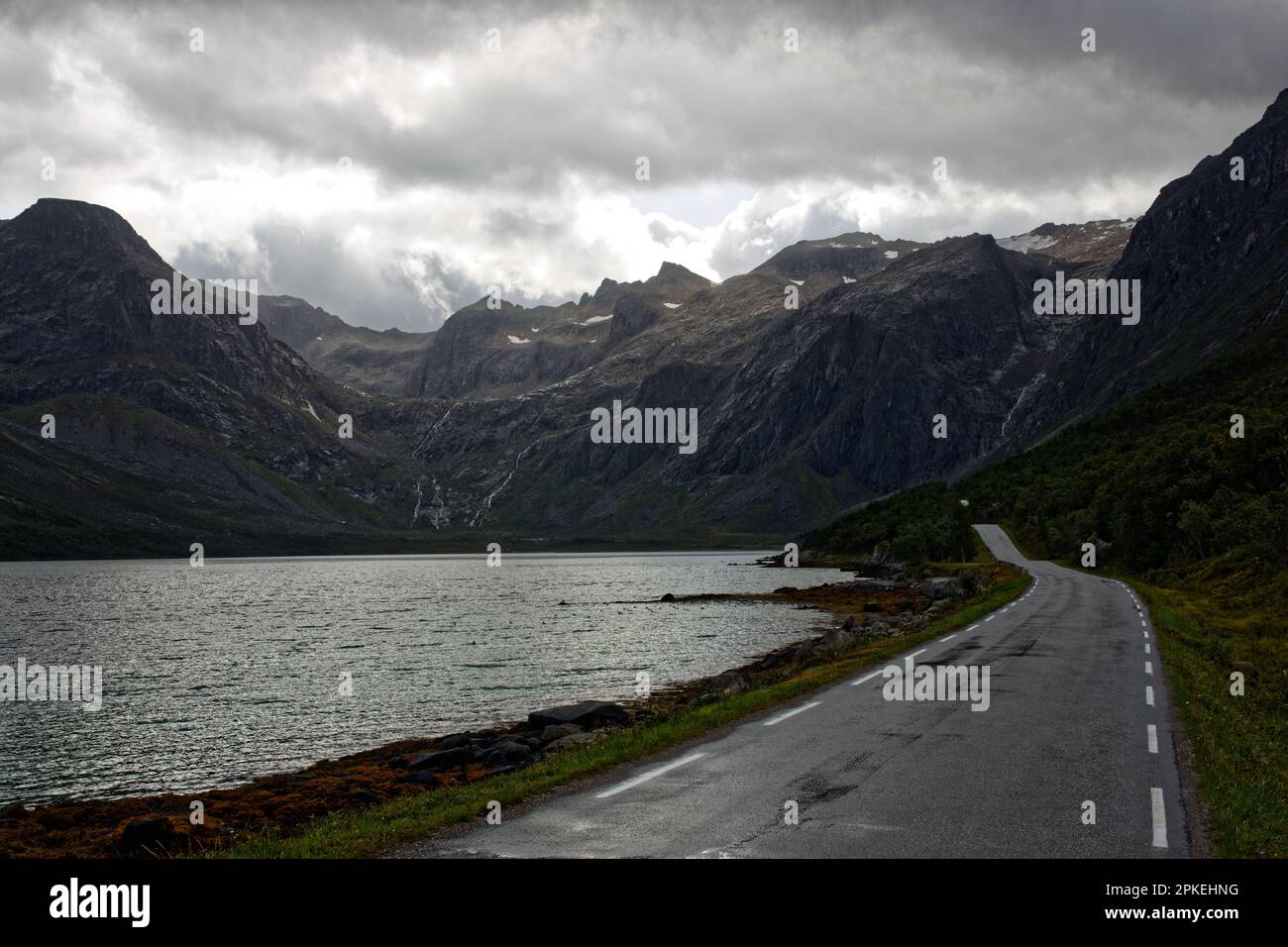 Un pomeriggio di pioggia sull'isola di Kvaløya, vicino alla città di Tromsø, Norvegia Foto Stock