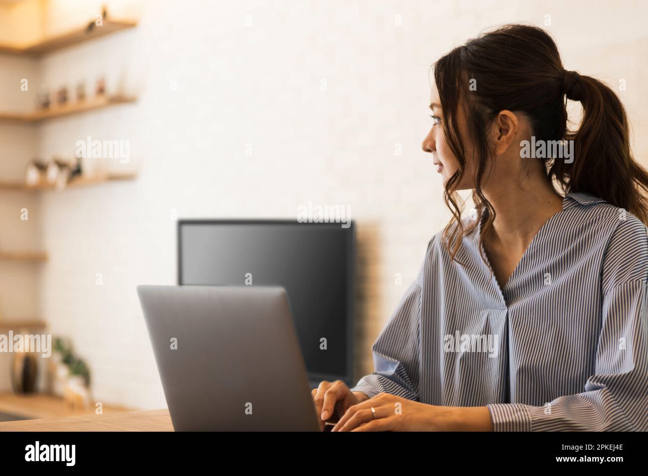 Donna che lavorano a casa Foto Stock