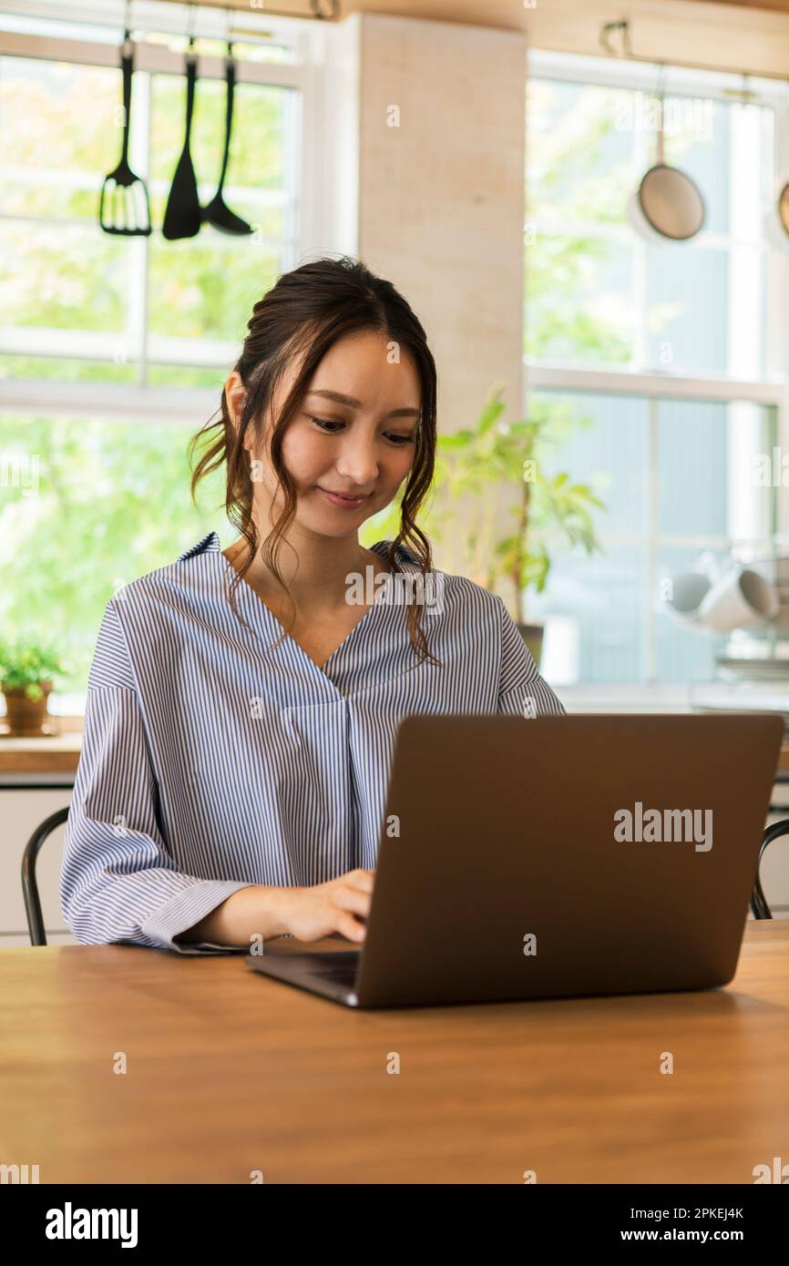 Donna che lavorano a casa Foto Stock