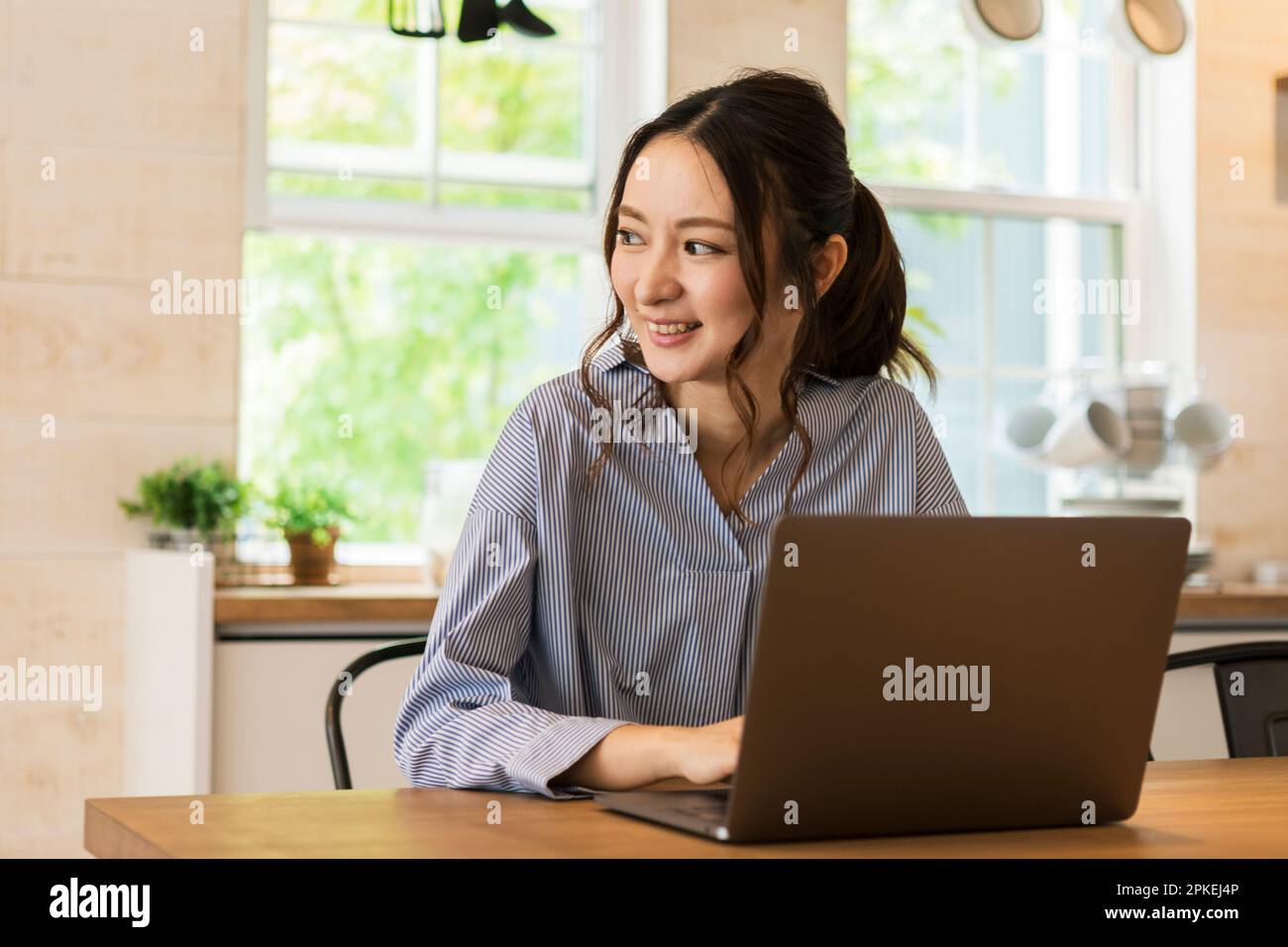 Donna che lavorano a casa Foto Stock