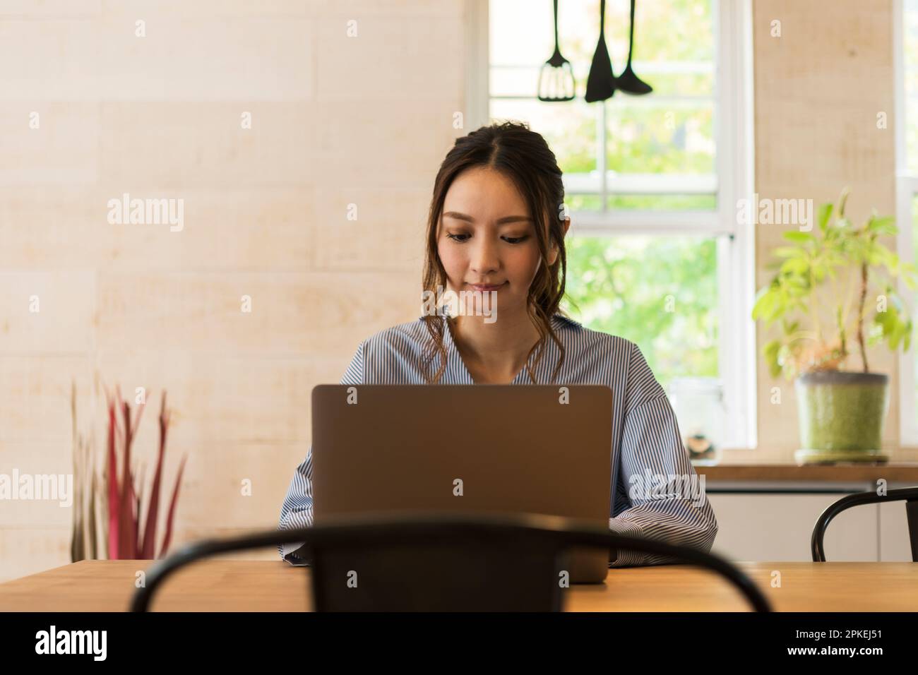 Donna che lavorano a casa Foto Stock