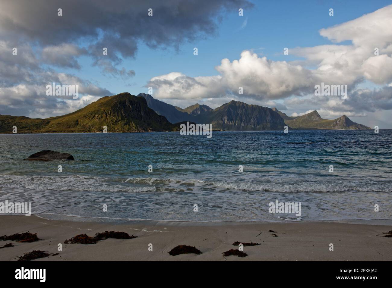 Fiordi a Haukland Beach, Isola di Vestvågøya, Lofoten, Norvegia Foto Stock