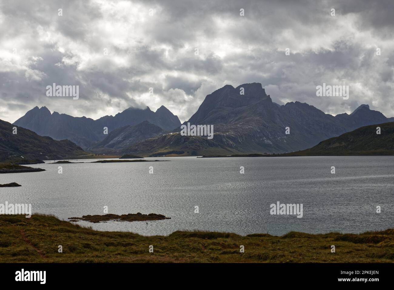 Fiordi dell'isola di Moskenesøya, Lofoten, Norvegia Foto Stock