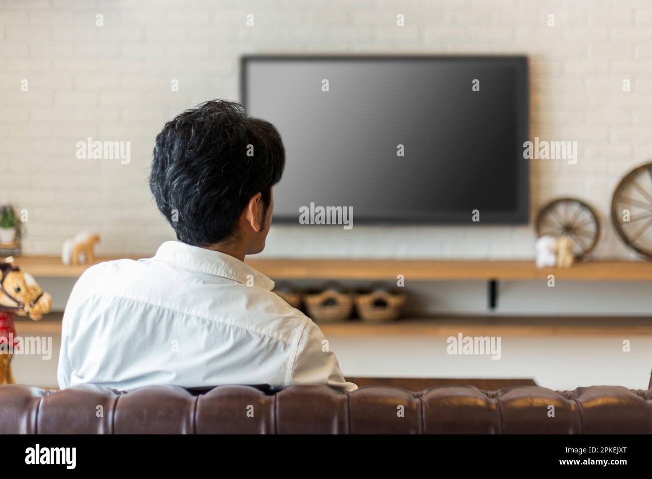 Uomo che guarda TV Foto Stock