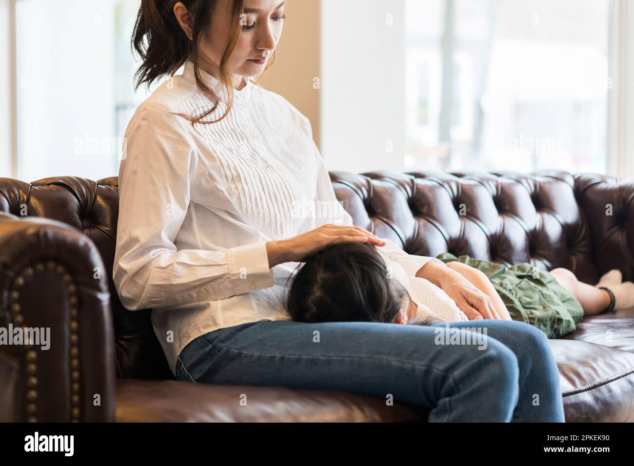 Ragazza che prende un pisolino Foto Stock