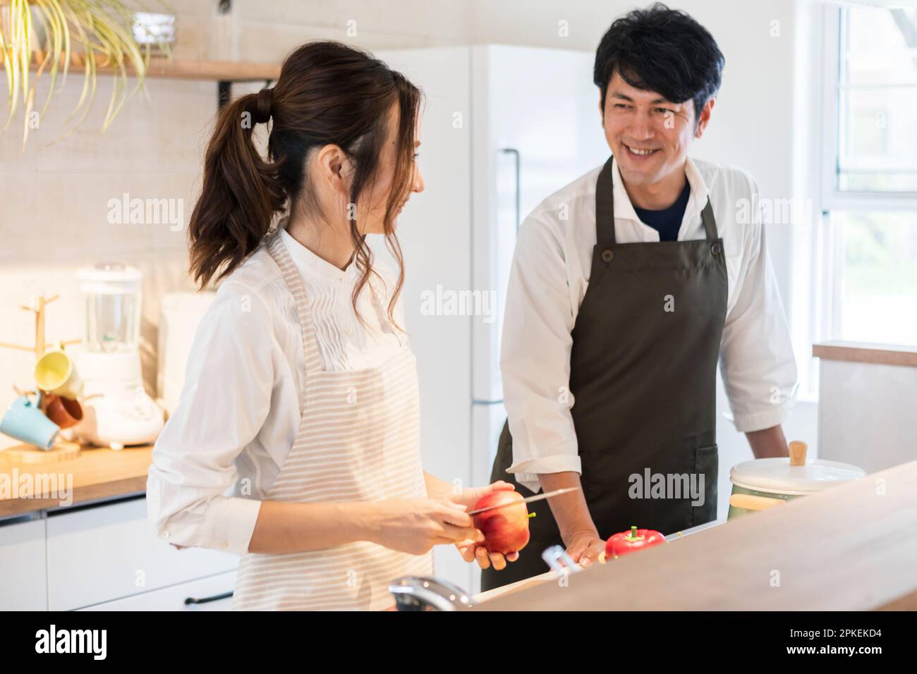 Un paio di piedi in cucina Foto Stock