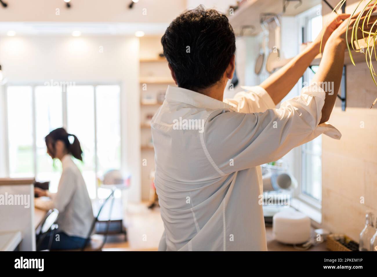 Donne che lavorano con uomini che lavorano in casa Foto Stock