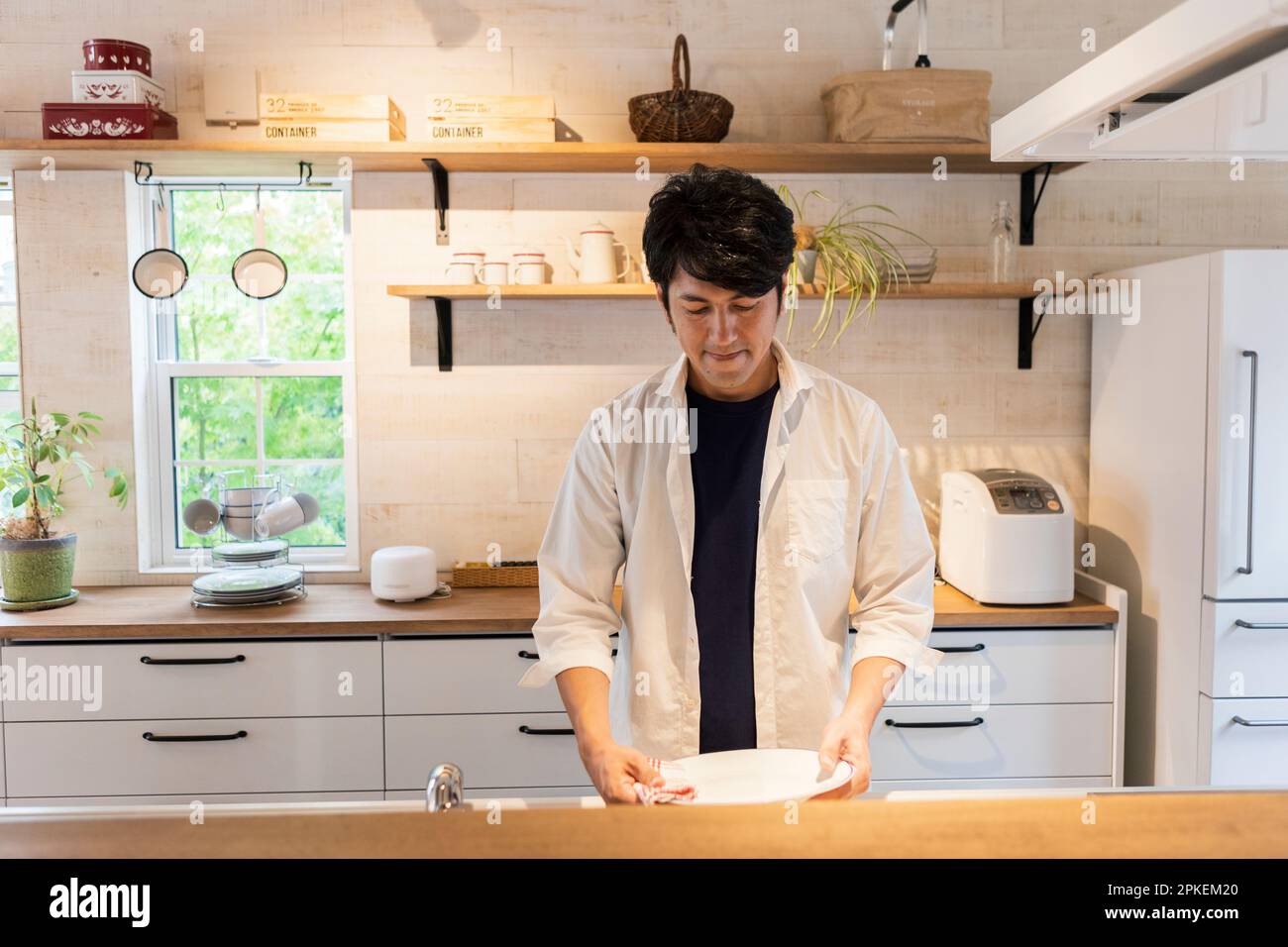 Uomo che fa i lavori di casa Foto Stock