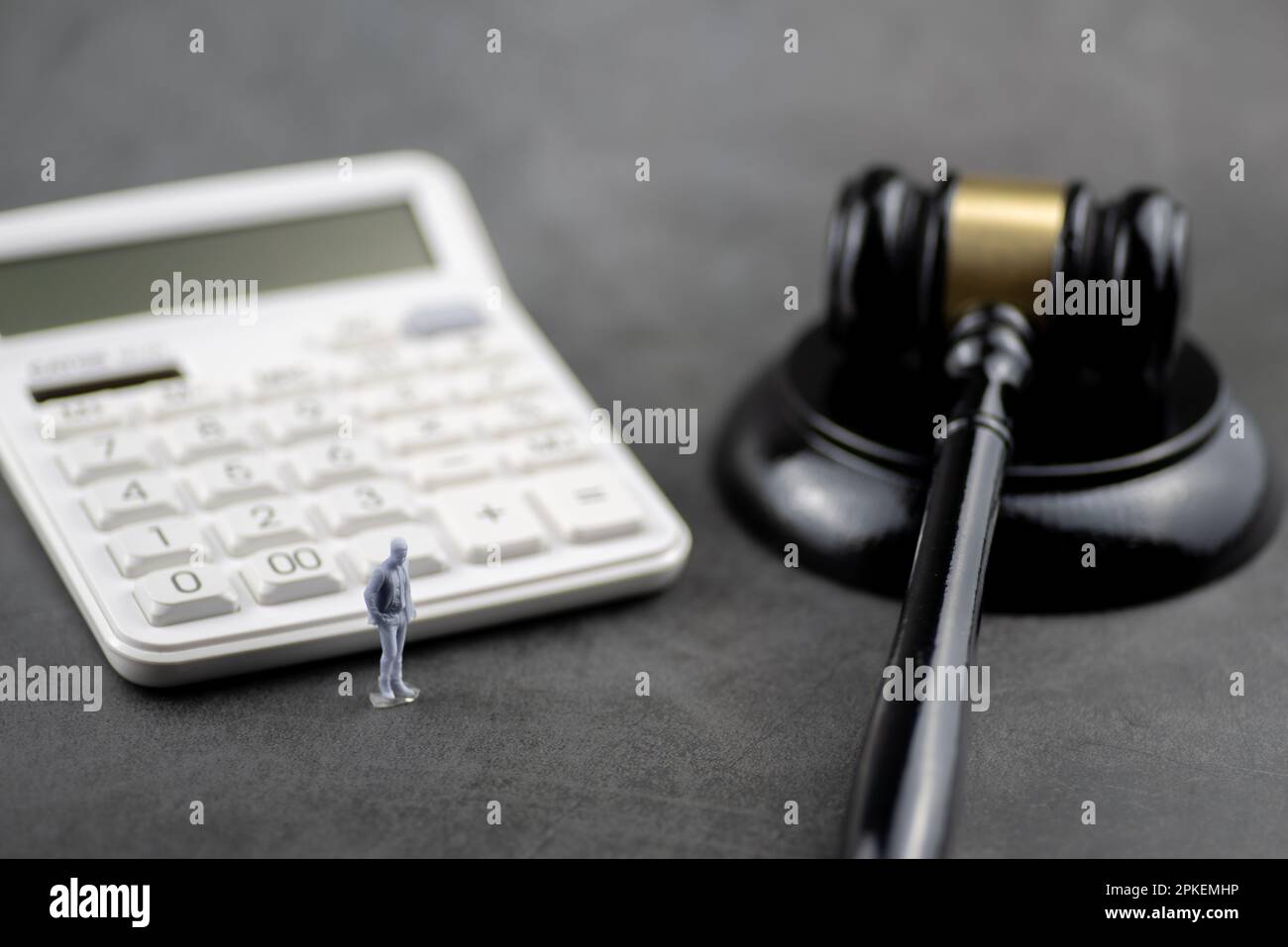 Gavel e calcolatrice. Frode finanziaria,criminalità finanziaria Foto Stock