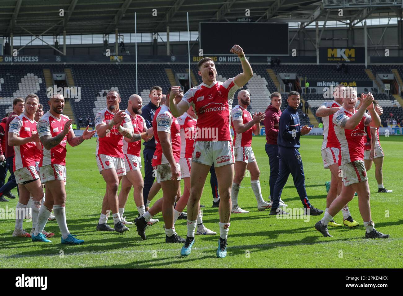 Sam Wood #24 di Hull KR celebra la vittoria davanti ai fan di Hull KR dopo la partita Betfred Super League Round 8 Hull FC vs Hull KR al MKM Stadium, Hull, Regno Unito, 7th aprile 2023 (Foto di James Heaton/News Images) Foto Stock