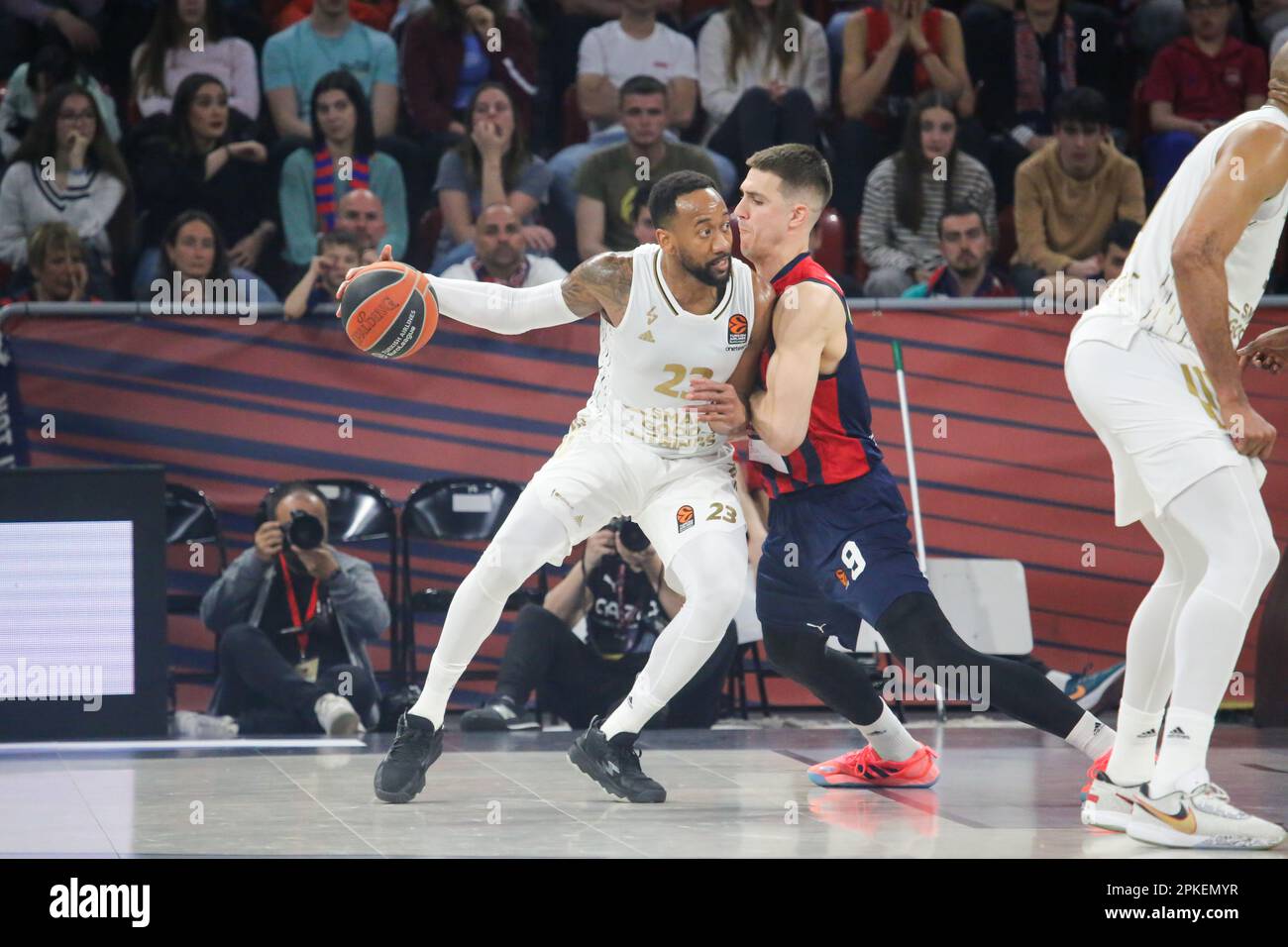 Vitoria-Gasteiz, Spagna. 06th Apr, 2023. Il giocatore DI LDLC ASVEL Villeurbanne David lighty (23, L) cerca di allontanarsi da Vanja Marinkovic (9, R) durante il 33rd° turno della lega regolare della Turkish Airlines Eurolega 2022-23 tra Cazoo Baskonia Vitoria-Gasteiz e LDLC ASVEL Villeurbanne, il 06 aprile 2023, presso la Buesa Arena di Vitoria, Spagna. (Foto di Alberto Brevers/Pacific Press) Credit: Pacific Press Media Production Corp./Alamy Live News Foto Stock