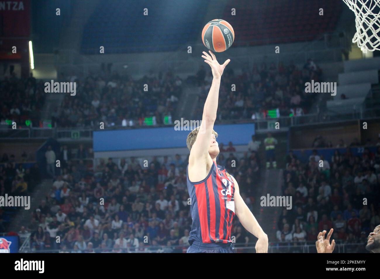 Vitoria-Gasteiz, Spagna. 06th Apr, 2023. Il giocatore di Cazoo Baskonia Vitoria-Gasteiz, Maik Kotsar (21), spara a canestro durante il 33rd° turno della regolare Turkish Airlines Eurolega 2022-23 tra Cazoo Baskonia Vitoria -Gasteiz e LDLC ASVEL Villeurbanne, il 6 aprile 2023, presso la Buesa Arena di Vitoria, Spagna. (Foto di Alberto Brevers/Pacific Press) Credit: Pacific Press Media Production Corp./Alamy Live News Foto Stock