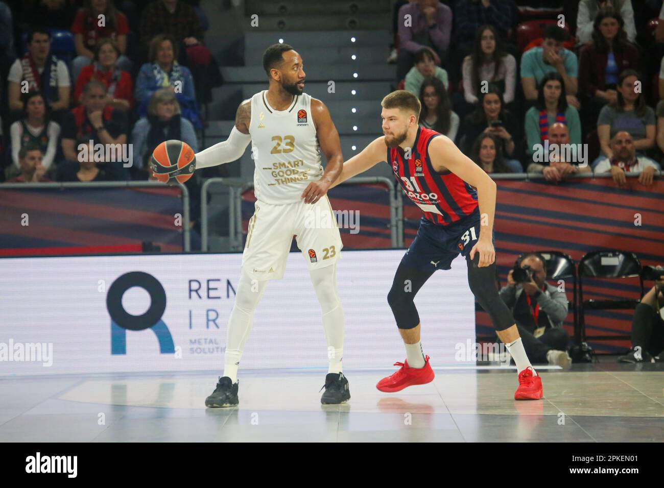 Vitoria-Gasteiz, Spagna. 06th Apr, 2023. Il giocatore DI LDLC ASVEL Villeurbanne David lighty (23, L) cerca di allontanarsi da Rokas Giedritis (31, R) durante il 33rd° turno del campionato regolare della Turkish Airlines Eurolega 2022-23 tra Cazoo Baskonia Vitoria-Gasteiz e LDLC ASVEL Villeurbanne, il 06 aprile 2023, presso la Buesa Arena di Vitoria, Spagna. (Foto di Alberto Brevers/Pacific Press) Credit: Pacific Press Media Production Corp./Alamy Live News Foto Stock