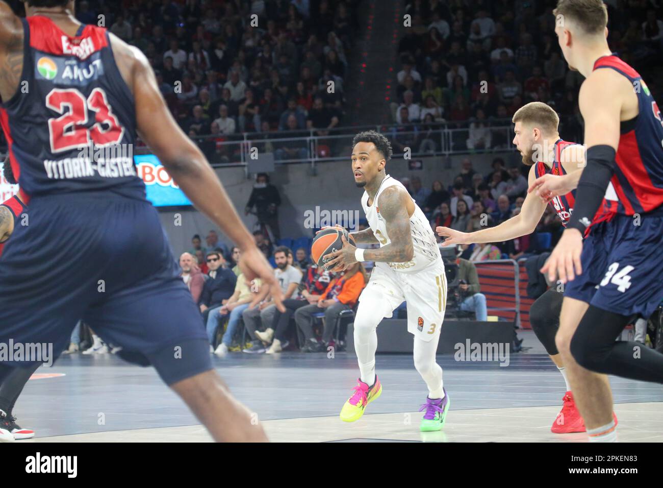 Vitoria-Gasteiz, Spagna. 06th Apr, 2023. Il giocatore di LDLC ASVEL Villeurbanne, Dee Bost (3) con la palla durante il 33rd ° turno della lega regolare della Turkish Airlines Eurolega 2022-23 tra Cazoo Baskonia Vitoria-Gasteiz e l'LDLC ASVEL Villeurbanne, il 6 aprile 2023, alla Buesa Arena di Vitoria, Spagna. (Foto di Alberto Brevers/Pacific Press) Credit: Pacific Press Media Production Corp./Alamy Live News Foto Stock