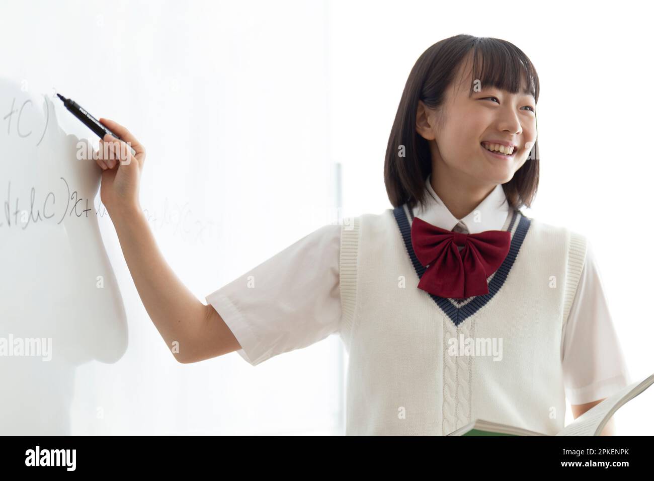 Ragazza della scuola superiore che risolve un problema Foto Stock