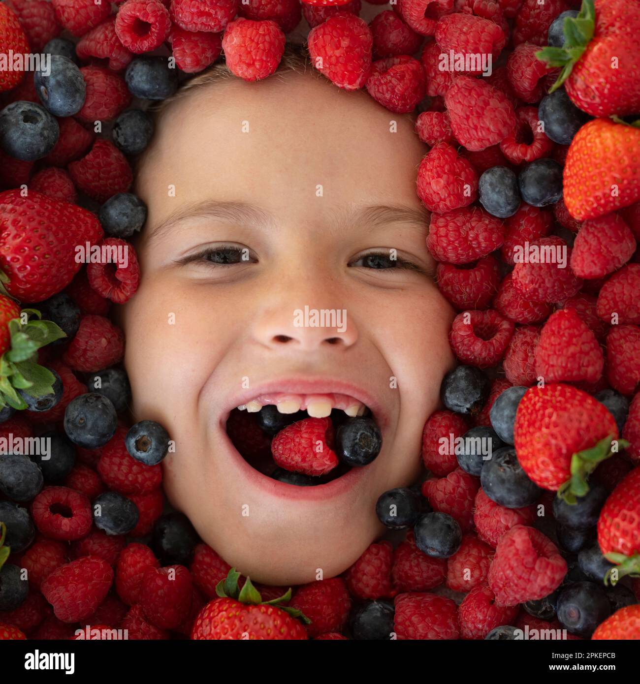 Frutta per bambini. I bambini affrontano con frutta e frutti di