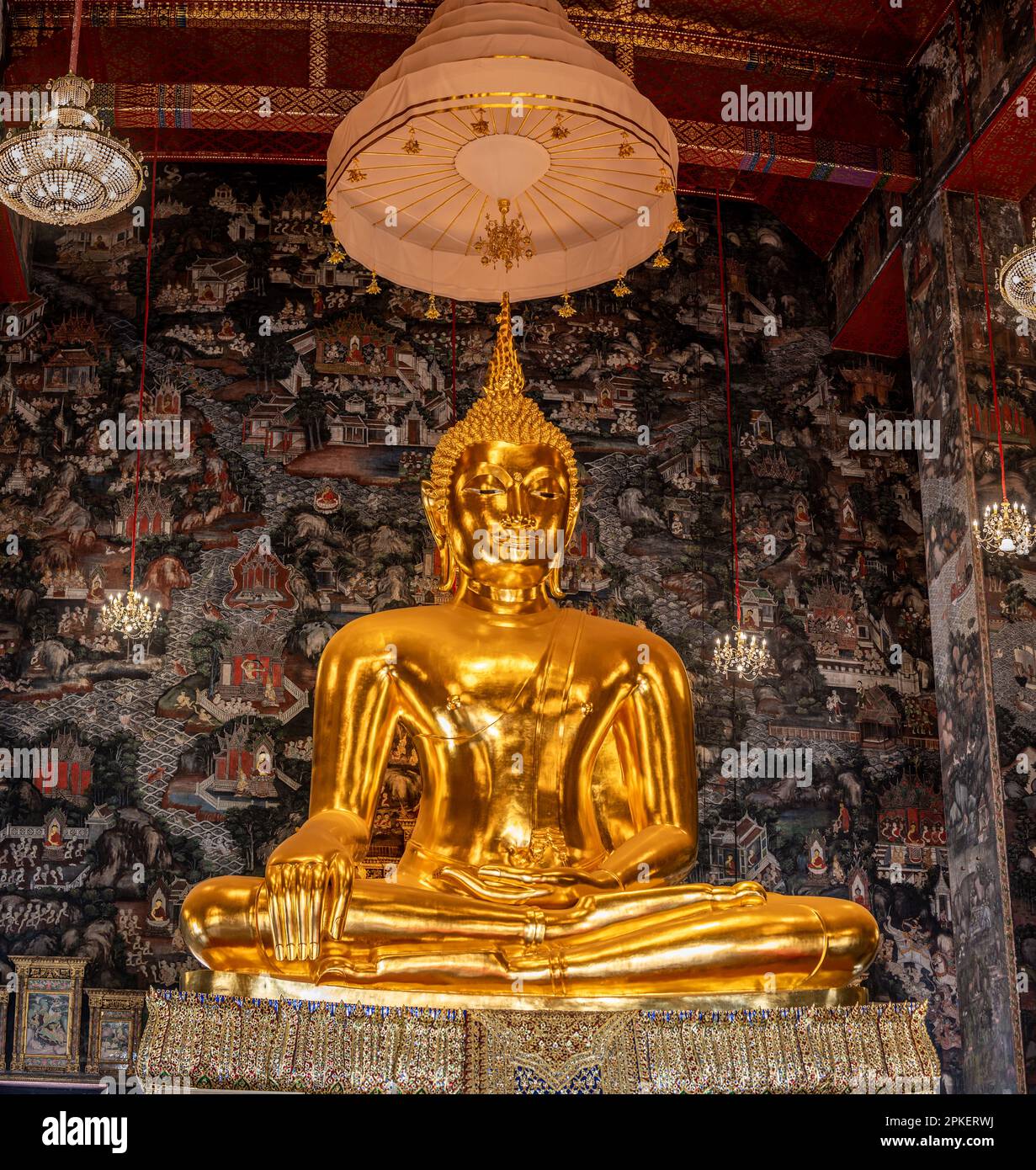 Primo piano della scultura dorata del Buddha nel tempio. Shakyamuni Buddha è un insegnante spirituale, una delle tre religioni del mondo. Dato il nome Siddhartha G Foto Stock