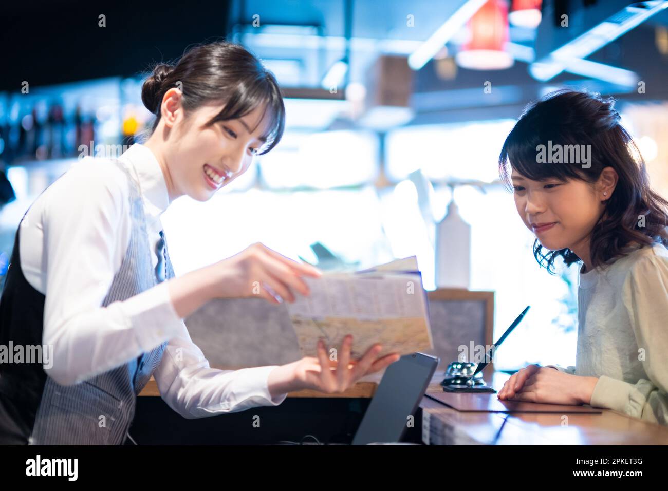 Banchi check-in dell'hotel Foto Stock