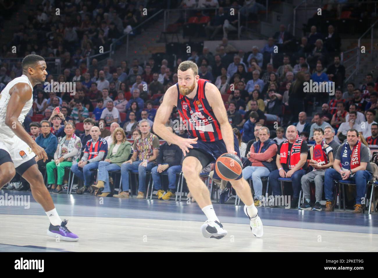 Vitoria-Gasteiz, Euskadi, Spagna. 6th Apr, 2023. Vitoria-Gasteiz, Spagna, 06th aprile 2023: Matthew Costello (24), giocatore di Cazoo Baskonia Vitoria-Gasteiz, con la palla durante il 33rd° giorno della regolare Turkish Airlines Eurolega 2022-23 tra Cazoo Baskonia Vitoria -Gasteiz e LDLC ASVEL Villeurbanne, il 6 aprile 2023, presso la Buesa Arena di Vitoria, Spagna. (Credit Image: © Alberto Brevers/Pacific Press via ZUMA Press Wire) SOLO PER USO EDITORIALE! Non per USO commerciale! Foto Stock