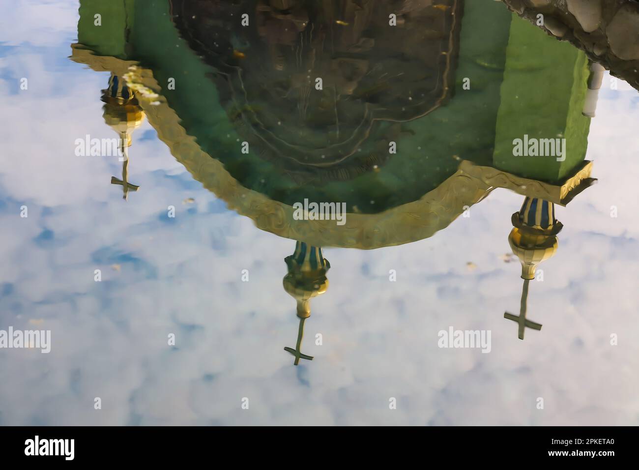 chiesa riflessa nell'acqua su uno sfondo di cielo Foto Stock