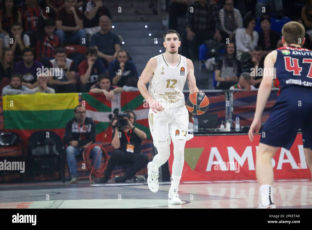 Vitoria-Gasteiz, Euskadi, Spagna. 6th Apr, 2023. Vitoria-Gasteiz, Spagna, 06th aprile 2023: Il giocatore di LDLC ASVEL Villeurbanne, Nando de Colo (12) con la palla contro Artus Kurucs (47) durante il 33rd° turno della lega regolare della Turkish Airlines Eurolega 2022-23 tra Cazoo Baskonia Vitoria-Gasteiz e LDLC ASVEL Villeurbanne, il 06 aprile 2023, presso la Buesa Arena di Vitoria, Spagna. (Credit Image: © Alberto Brevers/Pacific Press via ZUMA Press Wire) SOLO PER USO EDITORIALE! Non per USO commerciale! Foto Stock