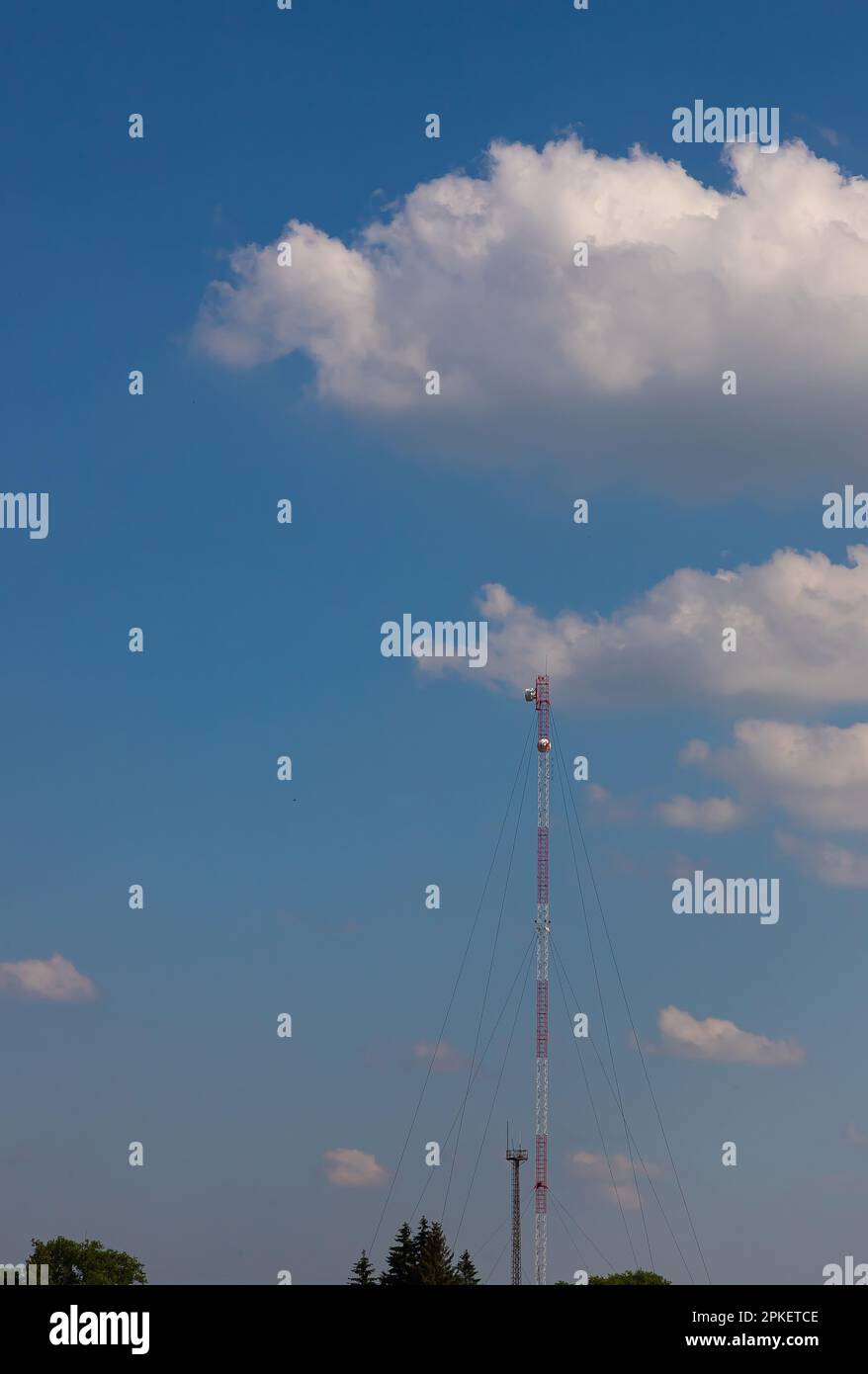Torre della TV su sfondo cielo con nuvole in estate Foto Stock