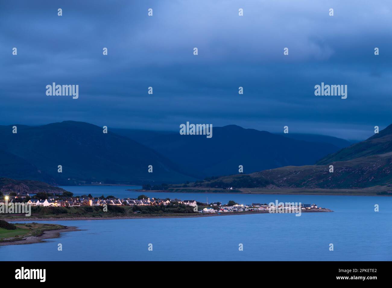 Loch Broroom e la città di Ullapool di notte, Highlands, Scozia, Regno Unito Foto Stock