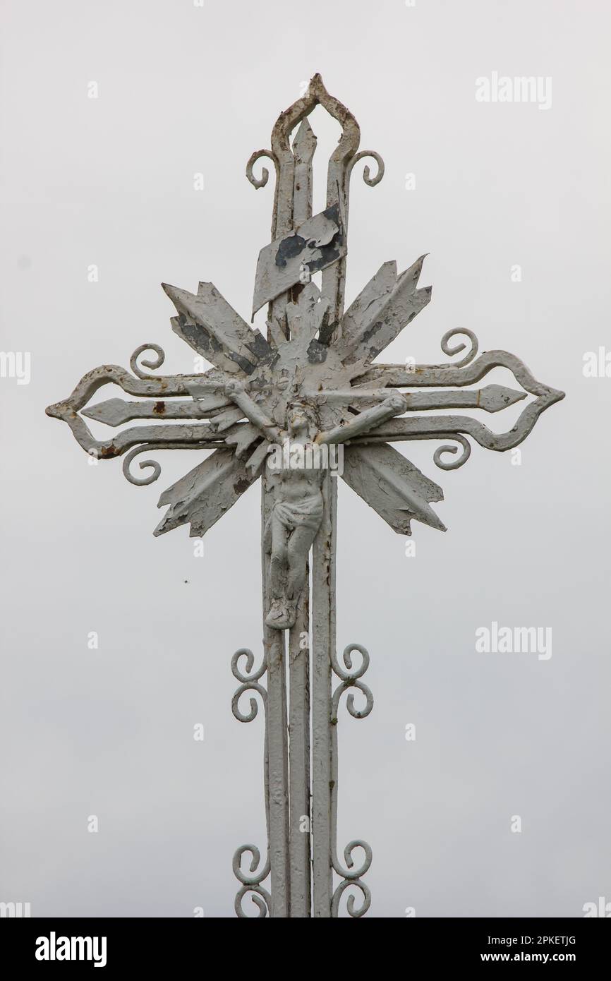 vecchia croce di metallo su uno sfondo del cielo Foto Stock