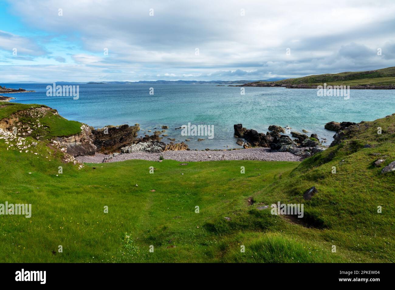 Costa scozzese sulla penisola di Coigach, nel nord delle Highlands, Scozia, Regno Unito Foto Stock