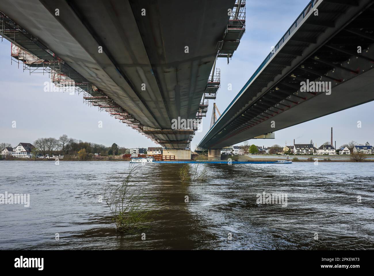 Duisburg, Renania Settentrionale-Vestfalia, Germania - Neuenkamp Rhine Bridge cantiere, autostrada A40 ricostruzione ponte, il nuovo ponte sulla sinistra a Foto Stock