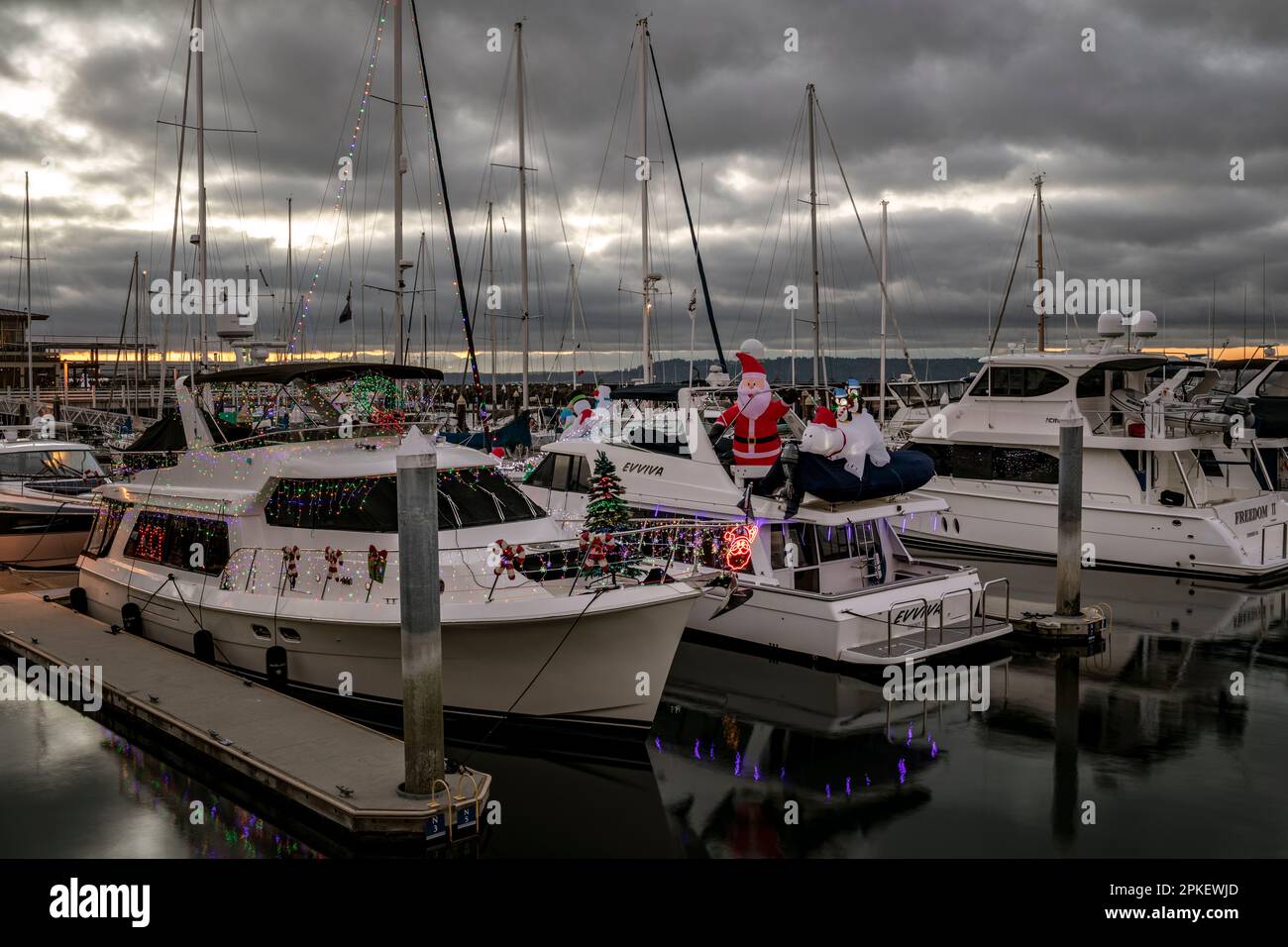 WA24157-00....WASHINGTON - Barche con luci di Natale nel porto di Edmonds lungo il Puget Sound. Foto Stock