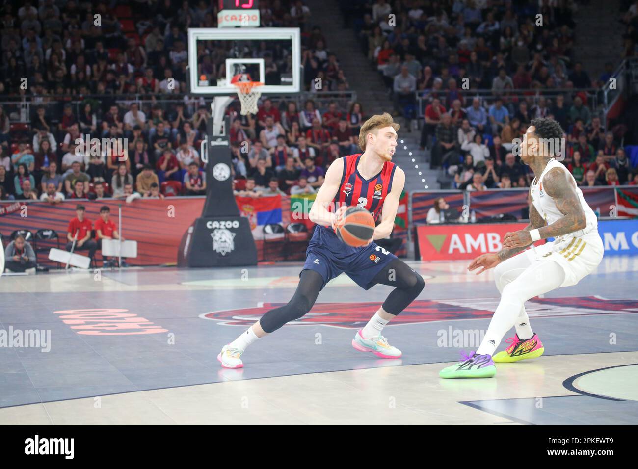 Vitoria-Gasteiz, Euskadi, Spagna. 6th Apr, 2023. Vitoria-Gasteiz, Spagna, 06th aprile 2023: Il giocatore di Cazoo Baskonia Vitoria-Gasteiz, Sander Raieste (2) con la palla durante il 33rd° turno della lega regolare della Turkish Airlines Eurolega 2022-23 tra Cazoo Baskonia Vitoria-Gasteiz e LDLC ASVEL Villeurbanne, il 6 aprile 2023, presso la Buesa Arena di Vitoria, Spagna. (Credit Image: © Alberto Brevers/Pacific Press via ZUMA Press Wire) SOLO PER USO EDITORIALE! Non per USO commerciale! Foto Stock