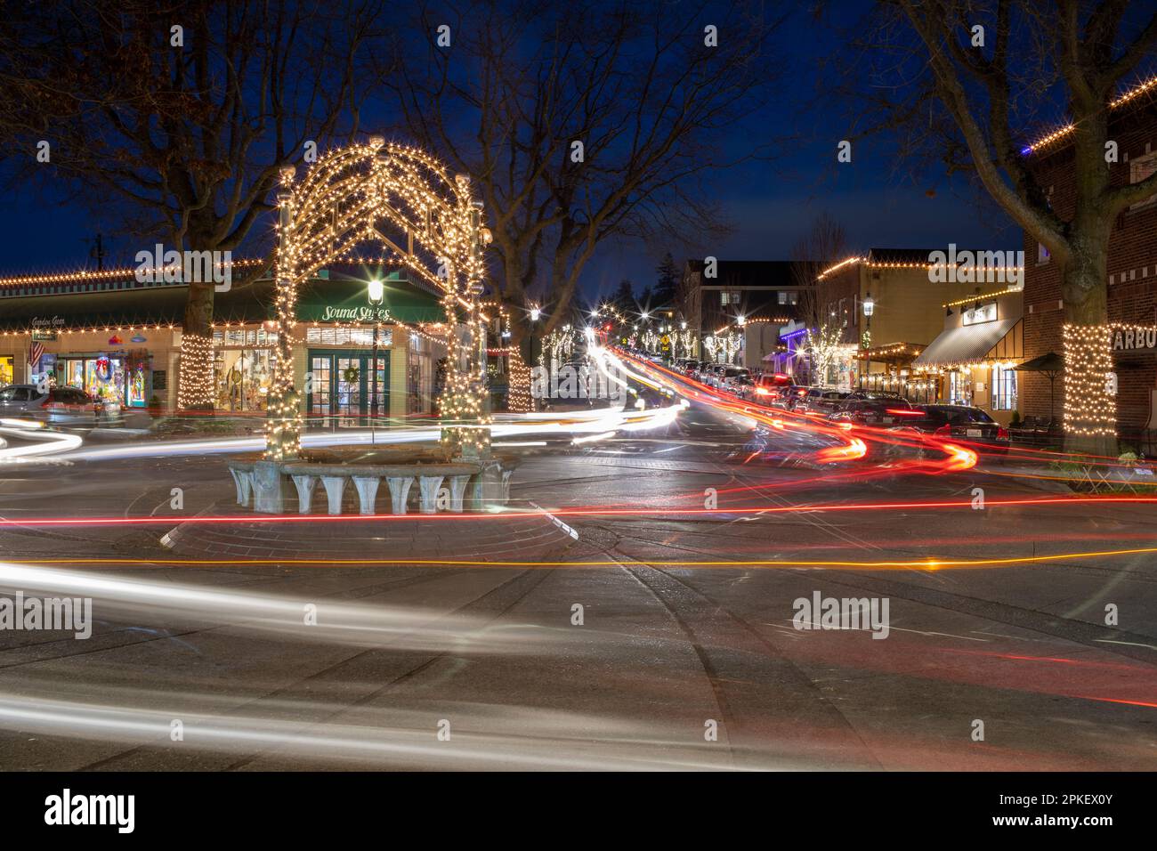 WA24160-00....WASHINGTON - traffico notturno e luci della città nella città di Edmonds. Foto Stock