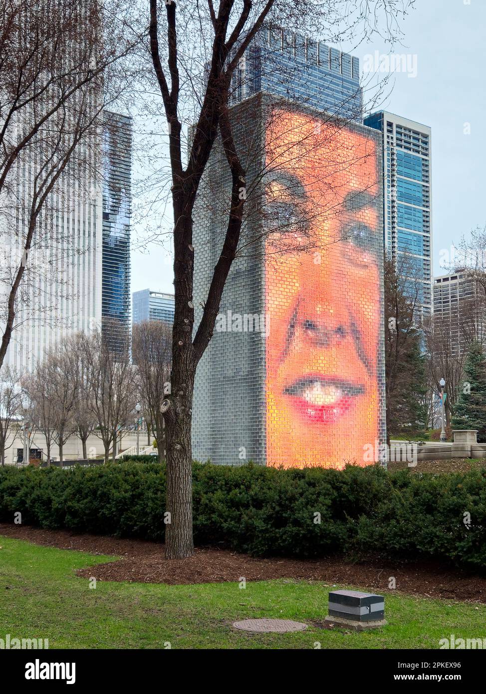 Il volto di una donna esposto sulla Crown Fountain all'inizio della primavera nel Chicago Millennium Park Foto Stock