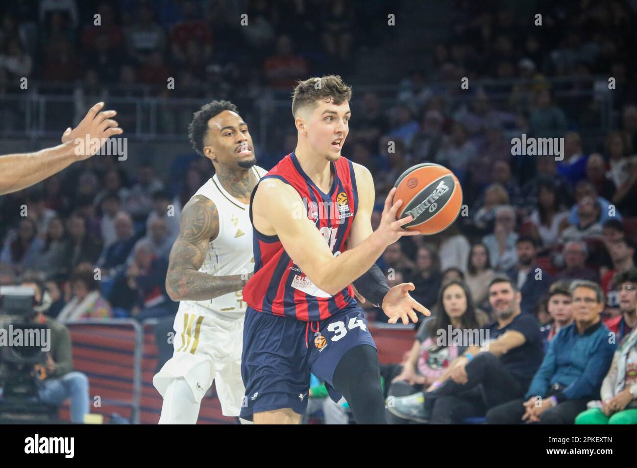 Vitoria-Gasteiz, Euskadi, Spagna. 6th Apr, 2023. Vitoria-Gasteiz, Spagna, 06th aprile 2023: Il giocatore di Cazoo Baskonia Vitoria-Gasteiz, Daulton Hommes (34) passa il pallone durante il 33rd° giorno della regolare Turkish Airlines Eurolega 2022-23 tra Cazoo Baskonia Vitoria-Gasteiz e LDLC ASVEL Villeurbanne, il 6 aprile 2023, presso la Buesa Arena di Vitoria, Spagna. (Credit Image: © Alberto Brevers/Pacific Press via ZUMA Press Wire) SOLO PER USO EDITORIALE! Non per USO commerciale! Foto Stock