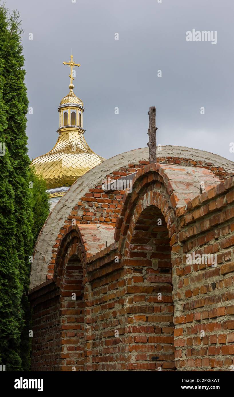 costruzione di un campanile e di una chiesa. Muro di mattoni. Ponteggi in legno Foto Stock