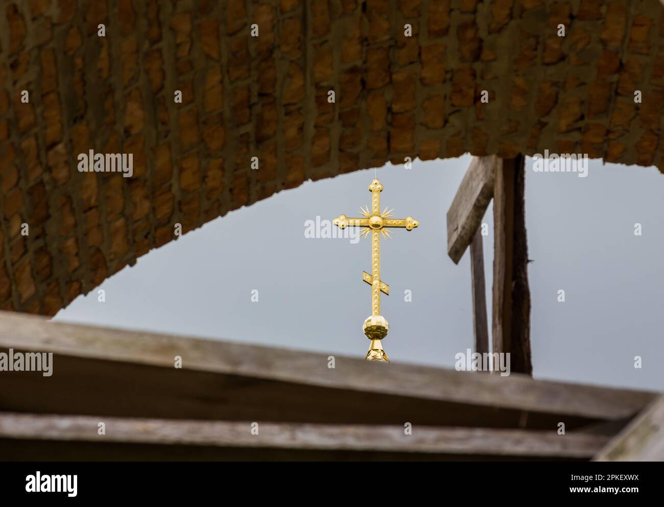 costruzione di un campanile e di una chiesa. Muro di mattoni. Ponteggi in legno Foto Stock