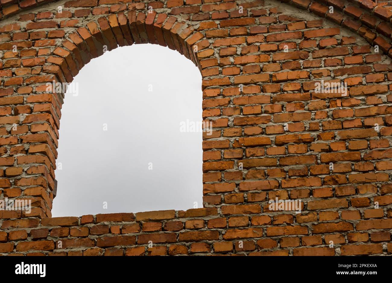 costruzione di un campanile e di una chiesa. Muro di mattoni. Ponteggi in legno Foto Stock