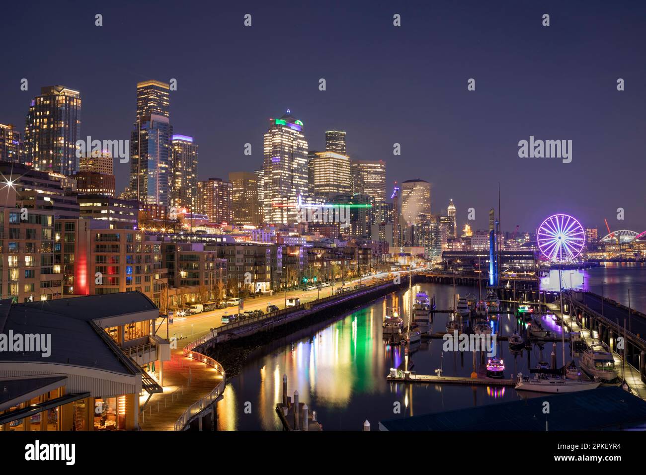 WA24171-00....WASHINGTON - il lungomare di Seattle e lo skyline della città visto dal Molo 66. Foto Stock