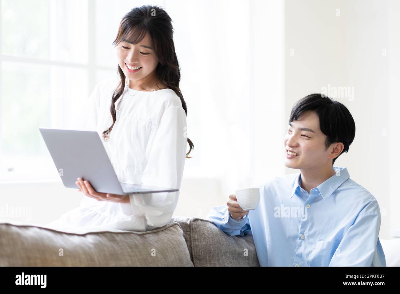 Uomini e donne che si rilassano nelle loro camere Foto Stock