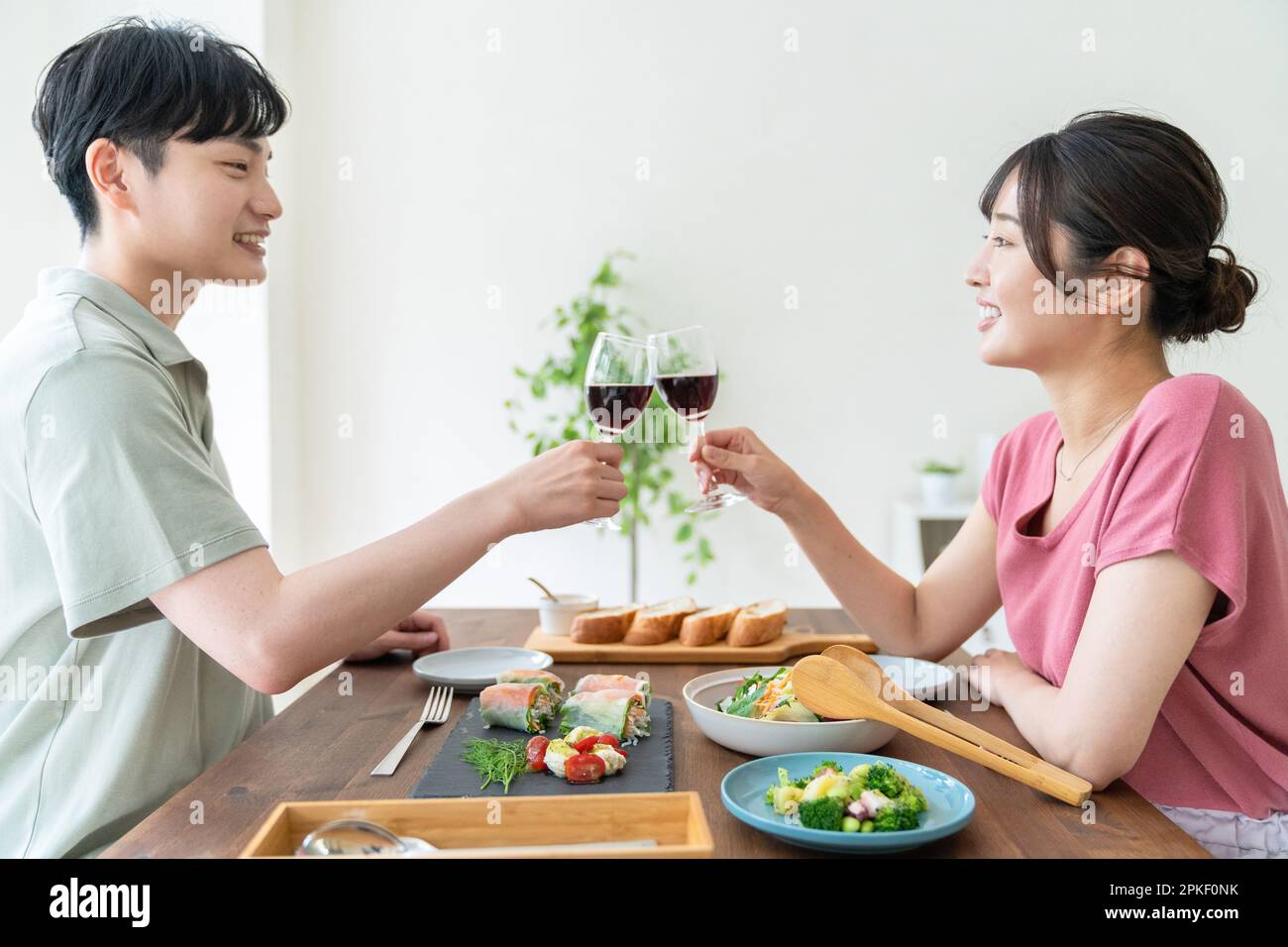 Tostatura di uomini e donne Foto Stock